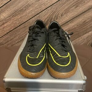 Nike soccer shoe 9.5 black lime green gum sole